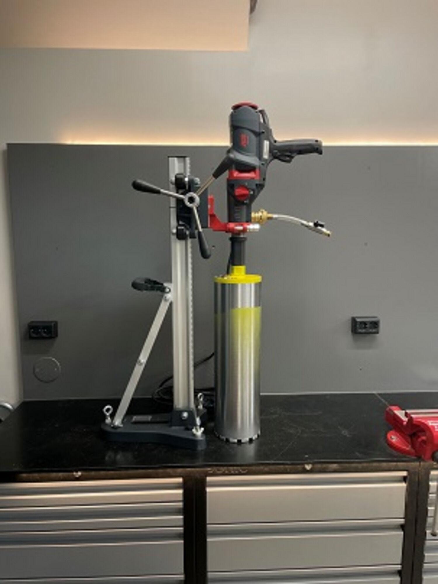 Kjerneboremaskin m/stativ og vannkanne