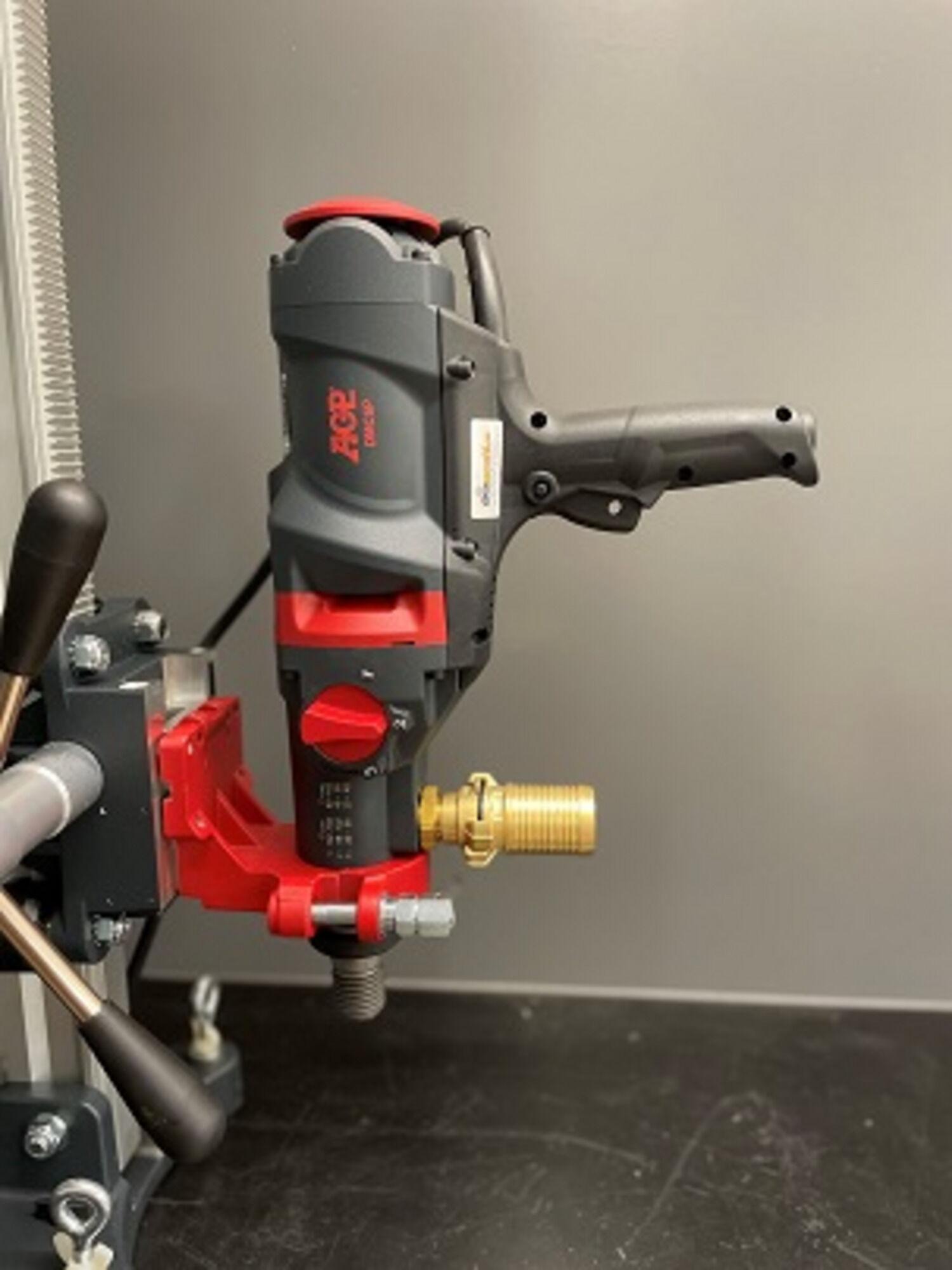 Kjerneboremaskin m/stativ og vannkanne