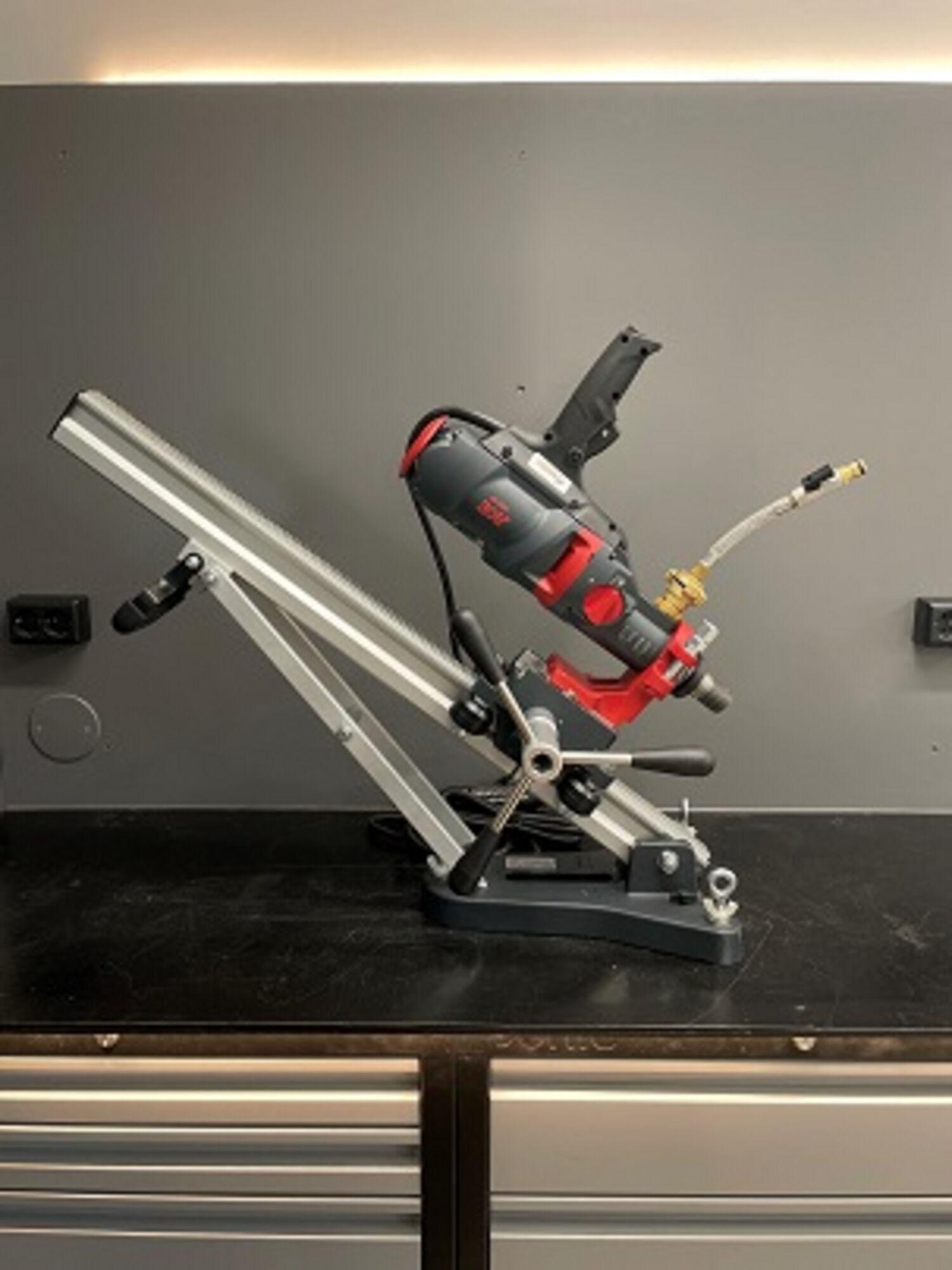 Kjerneboremaskin m/stativ og vannkanne